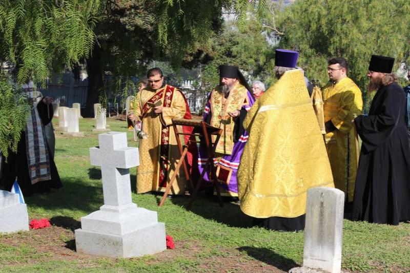 Погребальный обряд на Mary Island, США: священники в ризах у надгробий